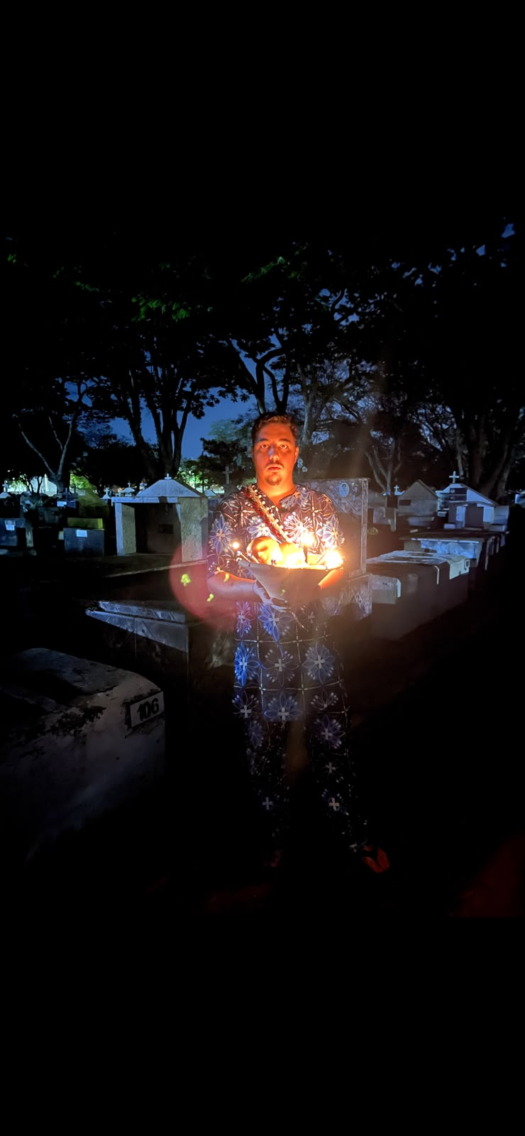 Pai Santanna em ritual noturno com velas
